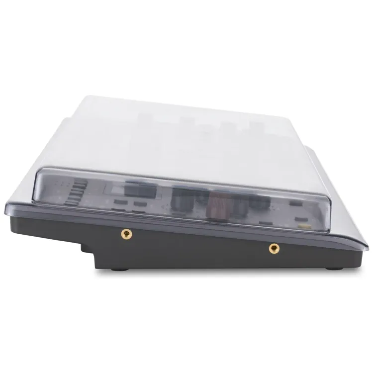 Perfil lateral de la tapa Decksaver sobre el Softube Console 1 Channel MK3 y Fader MK3