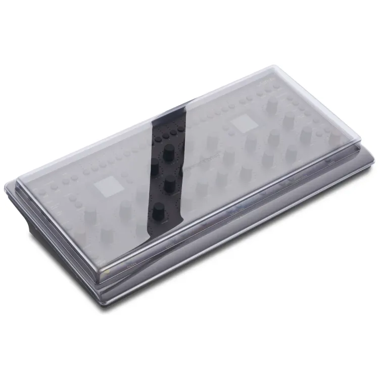 Tapa Decksaver puesta sobre el Softube Console 1 Channel MK3 y Fader MK3, vista en tres cuartos