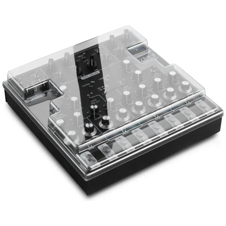 Tapa Decksaver puesta sobre el SOMA Laboratory LYRA-8, vista en tres cuartos