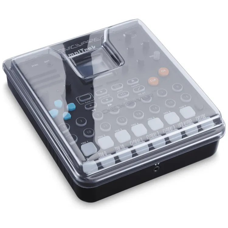 Tapa Decksaver puesta sobre el Sonicware SmplTrek, vista en tres cuartos