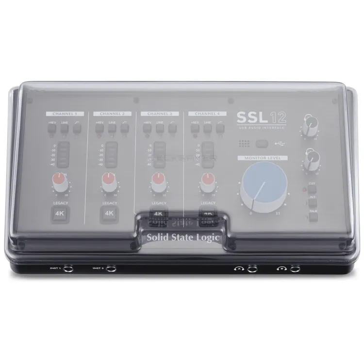 Tapa Decksaver puesta sobre el Solid State Logic SSL 12, vista en tres cuartos