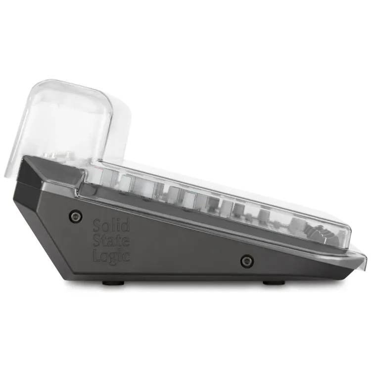 Perfil lateral de la tapa Decksaver sobre el Solid State Logic SiX