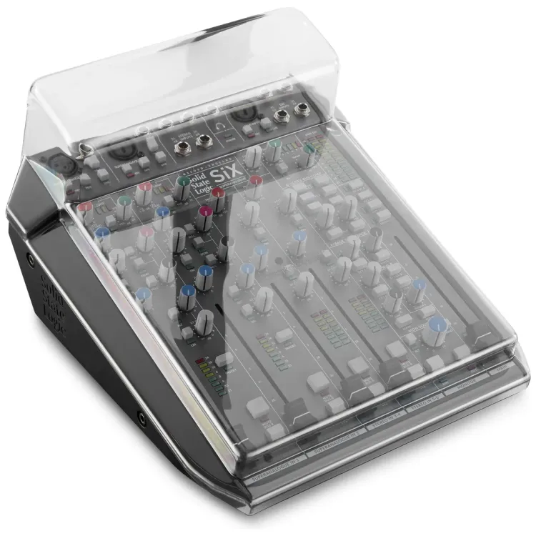 Tapa Decksaver puesta sobre el Solid State Logic SiX, vista en tres cuartos