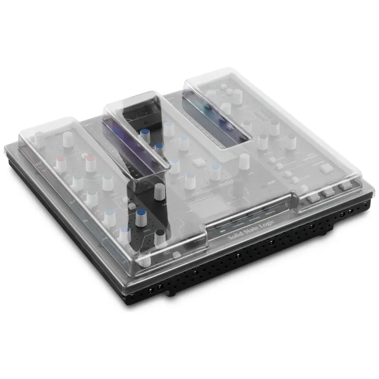 Tapa Decksaver puesta sobre el Solid State Logic UC1, vista en tres cuartos