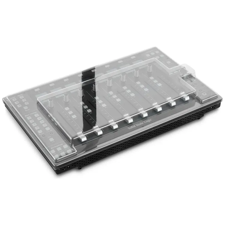 Tapa Decksaver puesta sobre el Solid State Logic UF8, vista en tres cuartos
