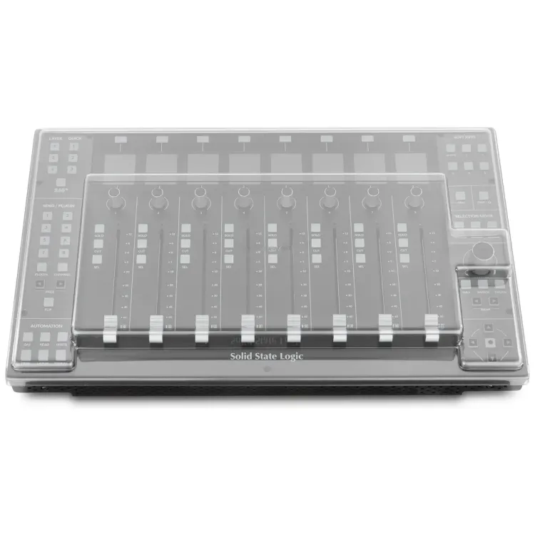 Vista superior del Solid State Logic UF8 con la tapa Decksaver puesta