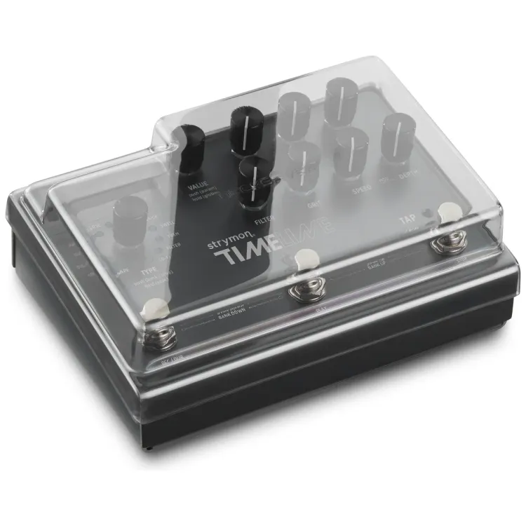 Tapa Decksaver puesta sobre el Strymon pedales de 3 switches, vista en tres cuartos