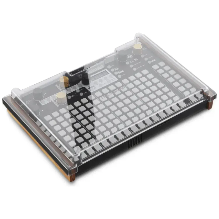 Tapa Decksaver puesta sobre el Synthstrom Audible Deluge, vista en tres cuartos