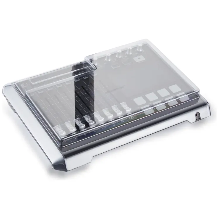 Tapa Decksaver puesta sobre el Tascam Mixcast 4, vista en tres cuartos