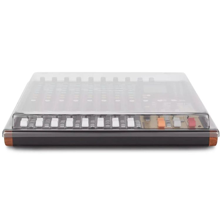 Perfil lateral de la tapa Decksaver sobre el Tascam Model 12