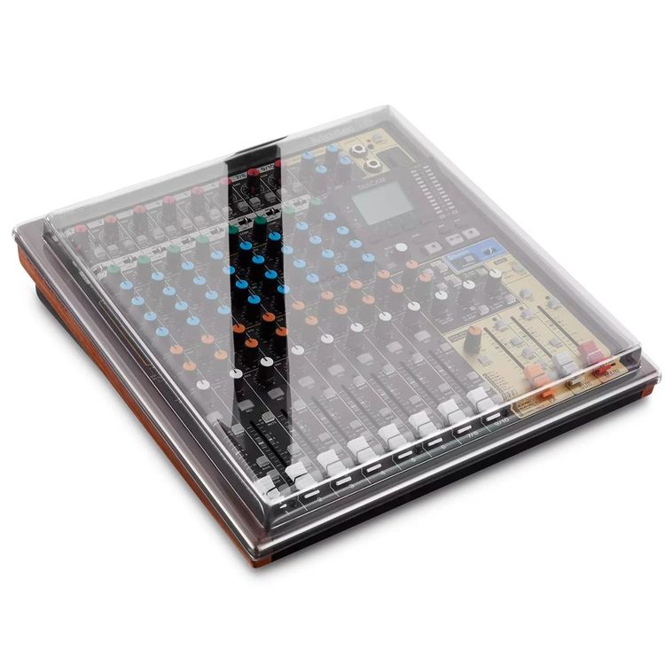 Tapa Decksaver puesta sobre el Tascam Model 12, vista en tres cuartos