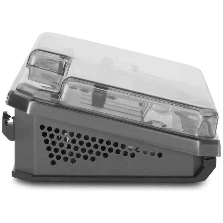 Perfil lateral de la tapa Decksaver sobre el TC-Helicon GoXLR