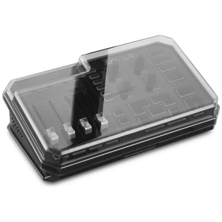 Tapa Decksaver puesta sobre el TC-Helicon GoXLR, vista en tres cuartos