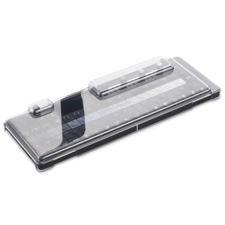 Tapa Decksaver puesta sobre el Teenage Engineering OP-1, OP-1 Field y OP-XY, vista en tres cuartos