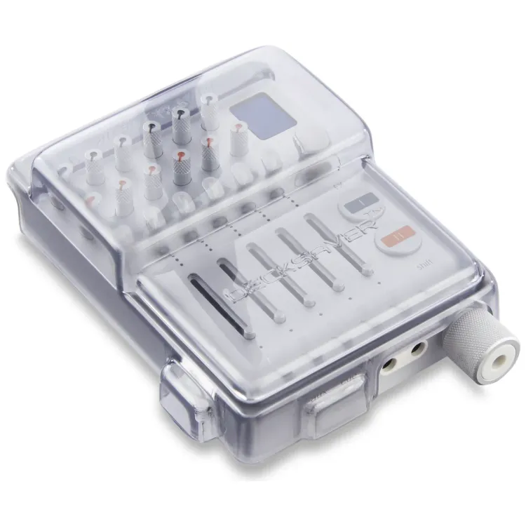 Tapa Decksaver puesta sobre el Teenage Engineering TX-6, vista en tres cuartos