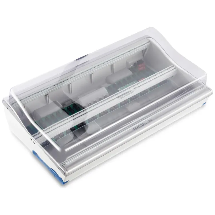 Tapa Decksaver puesta sobre el Tiptop Audio Mantis, vista en tres cuartos