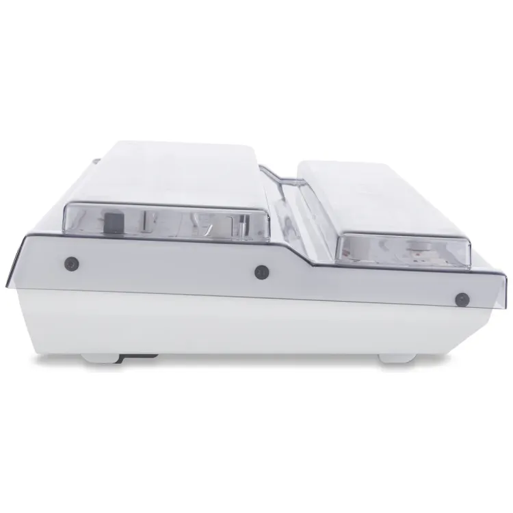 Perfil lateral de la tapa Decksaver sobre el UDO Audio Super 6 Desktop