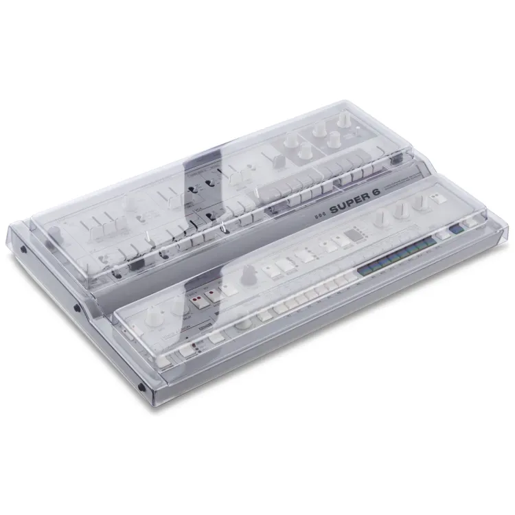 Tapa Decksaver puesta sobre el UDO Audio Super 6 Desktop, vista en tres cuartos