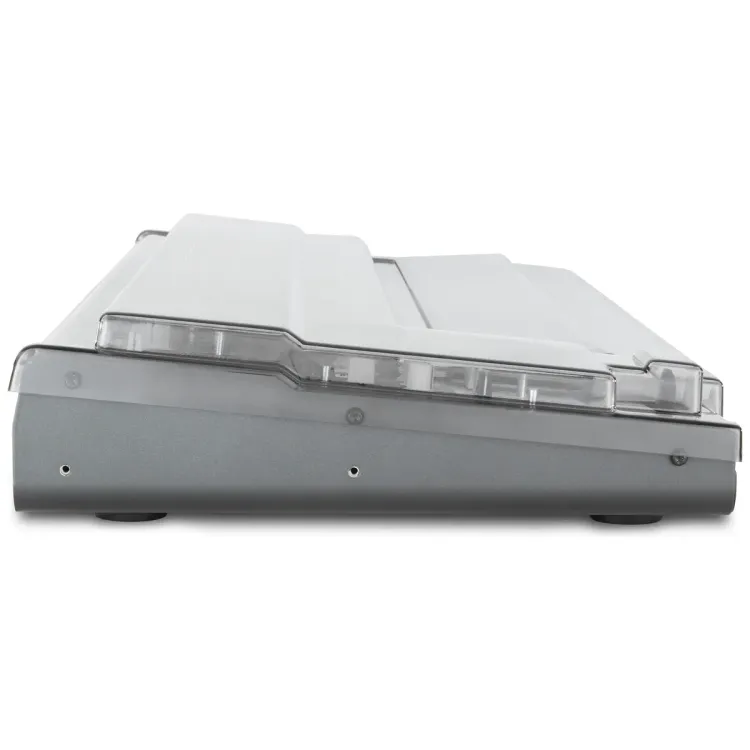 Perfil lateral de la tapa Decksaver sobre el UDO Audio Super 6