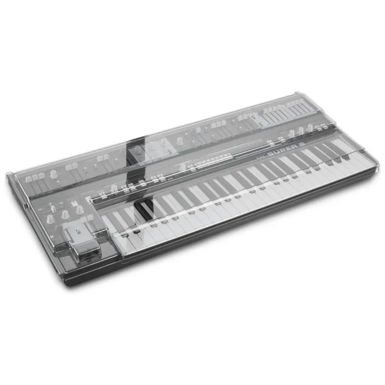 Tapa Decksaver puesta sobre el UDO Audio Super 6, vista en tres cuartos