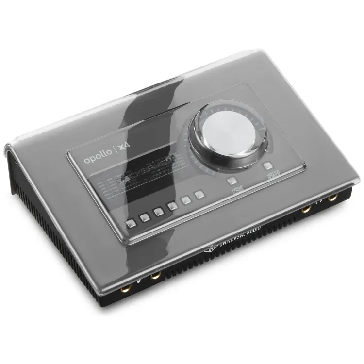 Tapa Decksaver puesta sobre el Universal Audio Apollo X4, vista en tres cuartos