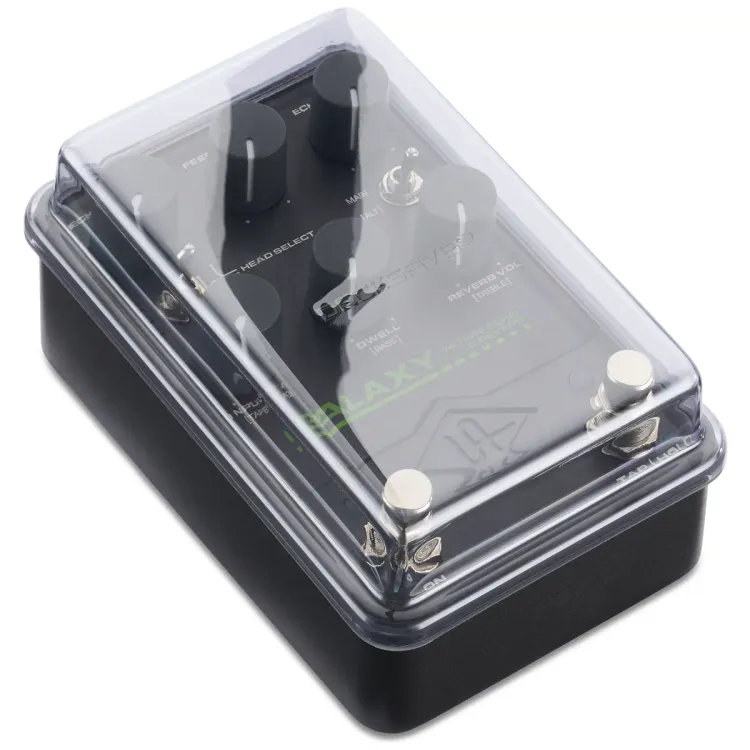 Tapa Decksaver puesta sobre el Universal Audio pedales UAFX de 2 switches, vista en tres cuartos