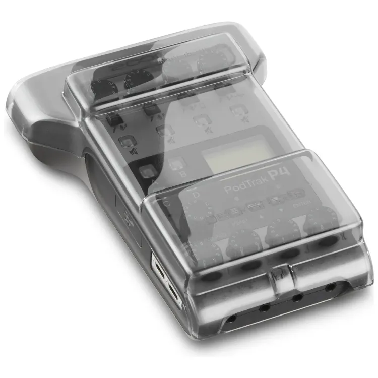 Tapa Decksaver puesta sobre el Zoom PodTrak P4, vista en tres cuartos