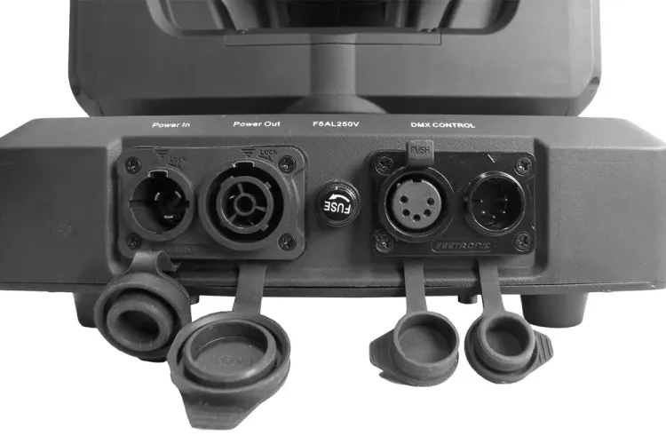 Conectores IP65 True1 y DMX con tapas selladas de la Event Lighting Deluge M120WFX