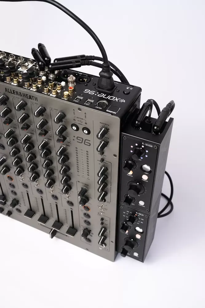 Menura MDFX montado magnéticamente sobre un mixer DJ