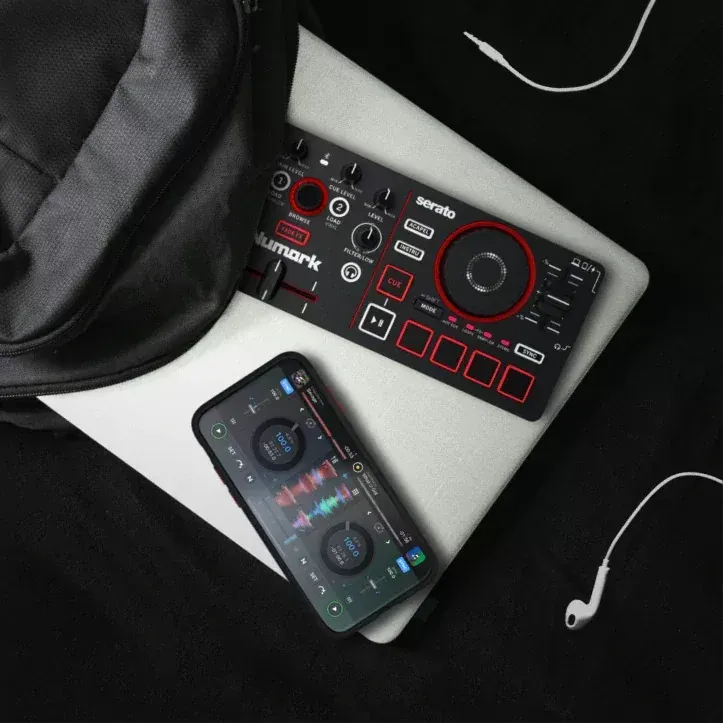 Numark MixTrack Go usado con un celular, DJ portátil