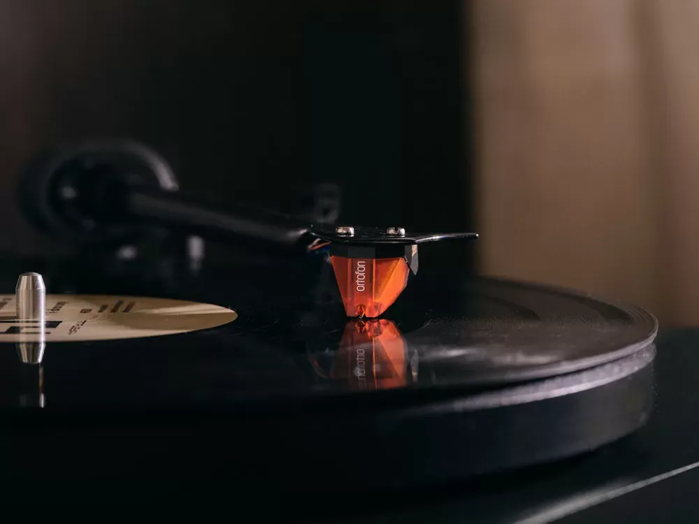 Aguja de la Ortofon 2M Bronze leyendo el surco de un vinilo