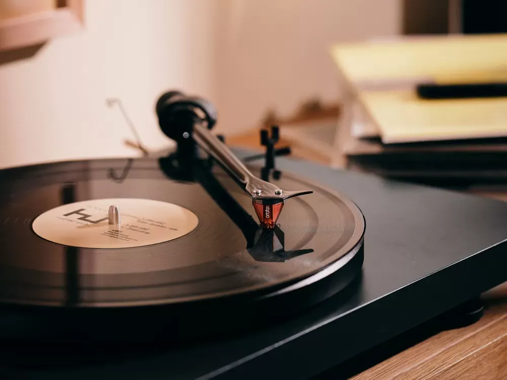 Cápsula Ortofon 2M Red en una tornamesa Hi-Fi