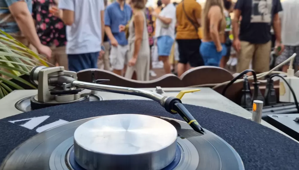 Ortofon Concorde Club MKII montada en una tornamesa durante un set de DJ en vivo