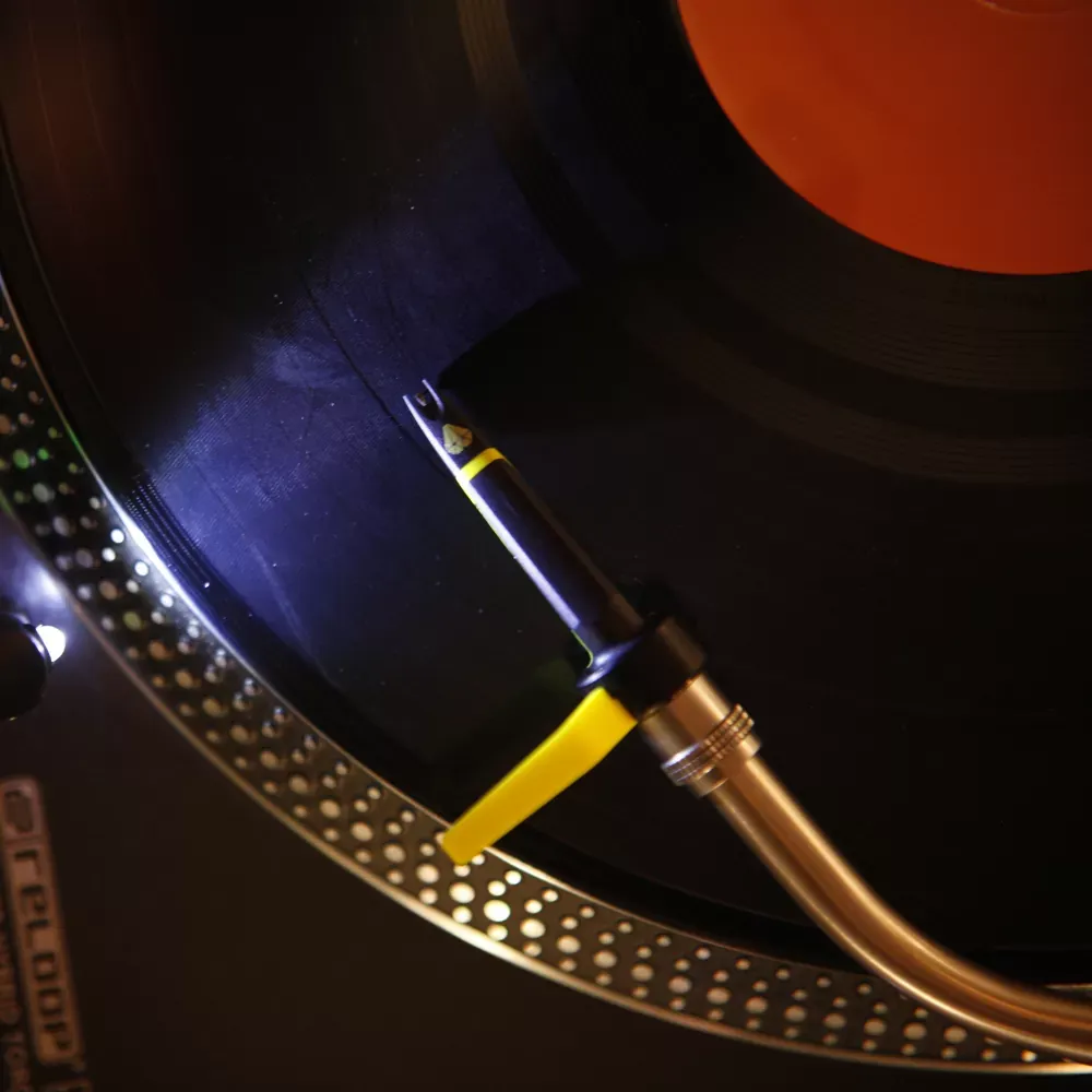 Ortofon Concorde Club MKII sobre una tornamesa Reloop reproduciendo un vinilo