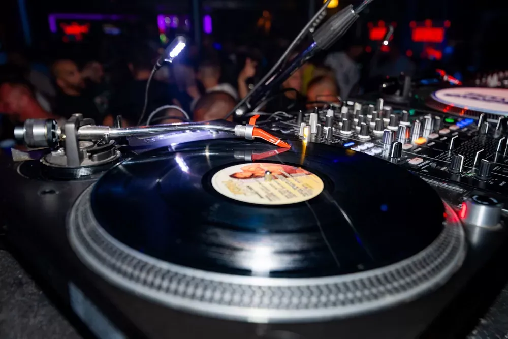 Cápsula Ortofon Concorde Digital MKII roja en una cabina de club