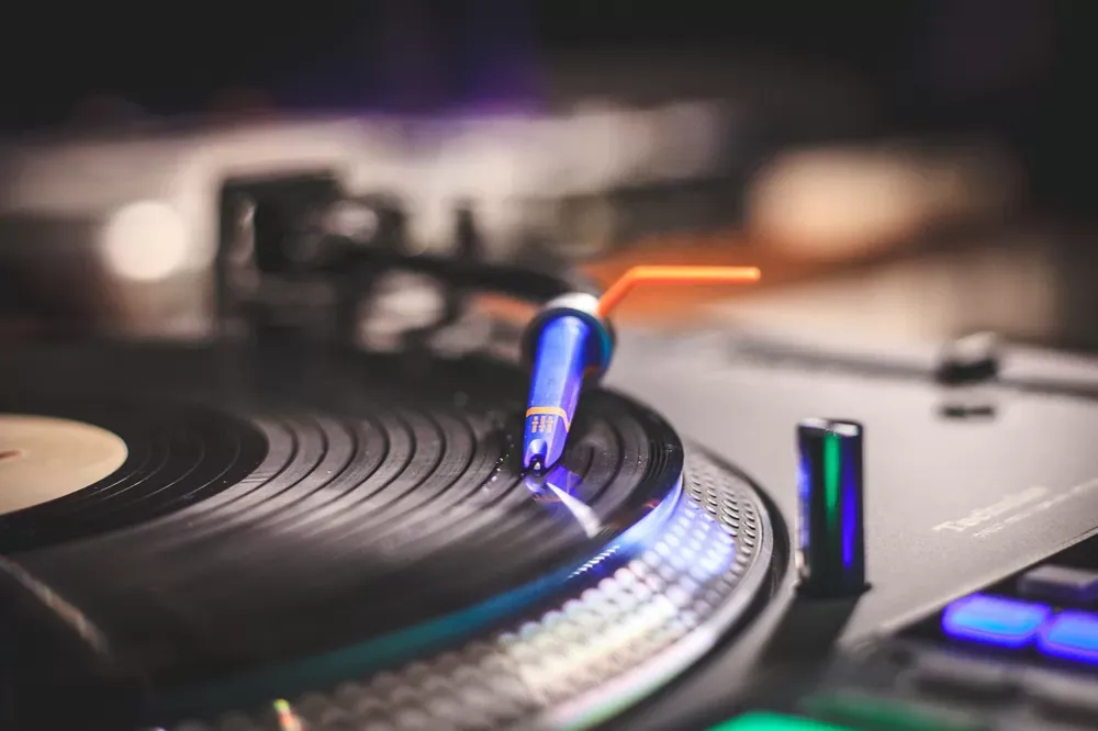 Ortofon Concorde DJ MKII azul montada en una tornamesa Technics durante un set