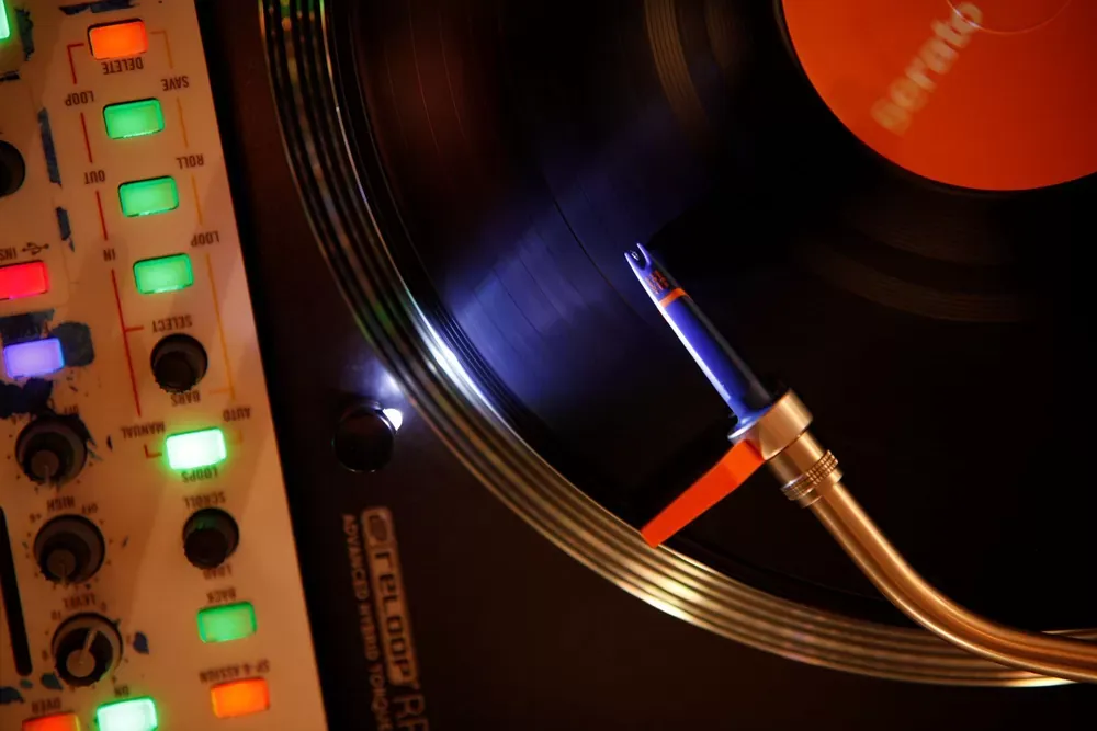 Ortofon Concorde DJ MKII sobre una tornamesa reproduciendo un vinilo