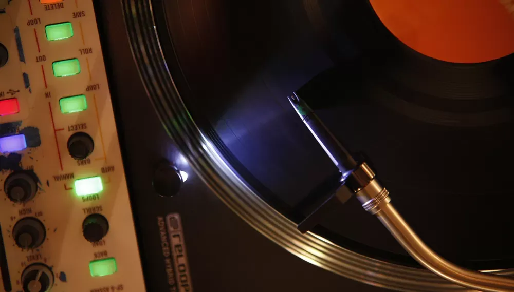 Cápsula Ortofon Concorde Mix MKII negra y verde sobre una tornamesa Reloop