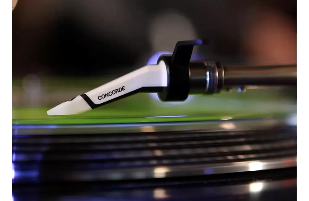 Aguja de la Ortofon Concorde MKII Scratch leyendo el surco de un vinilo