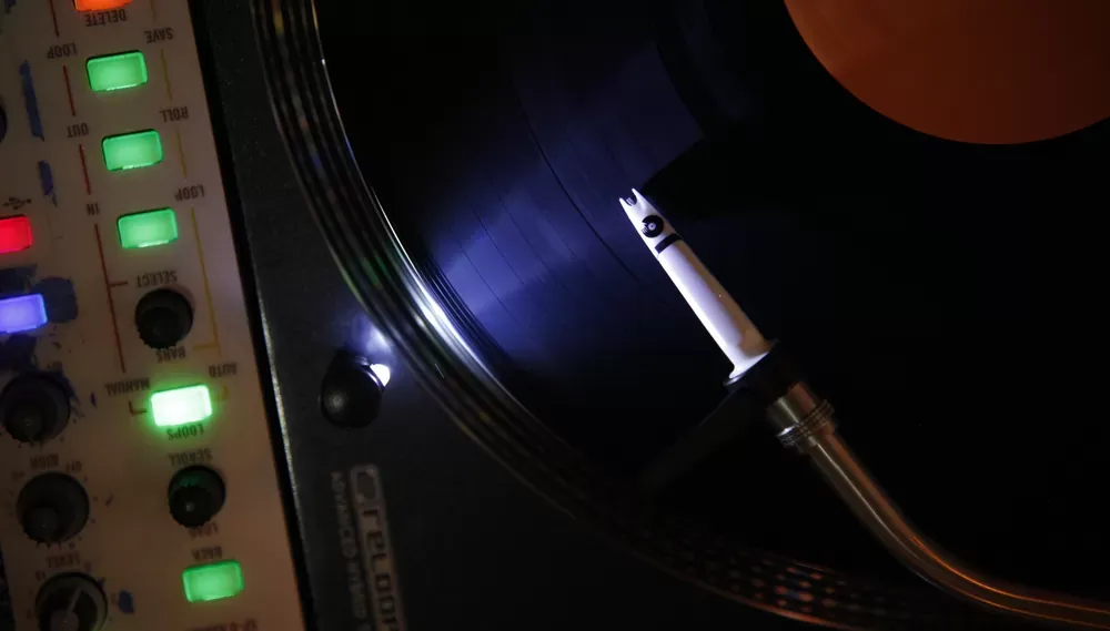 Ortofon Concorde Scratch MKII blanca sobre una tornamesa Reloop
