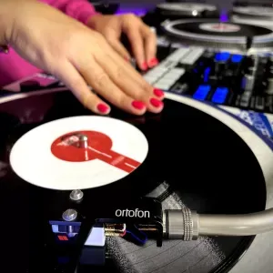DJ haciendo scratch con una cápsula Ortofon Concorde en la tornamesa