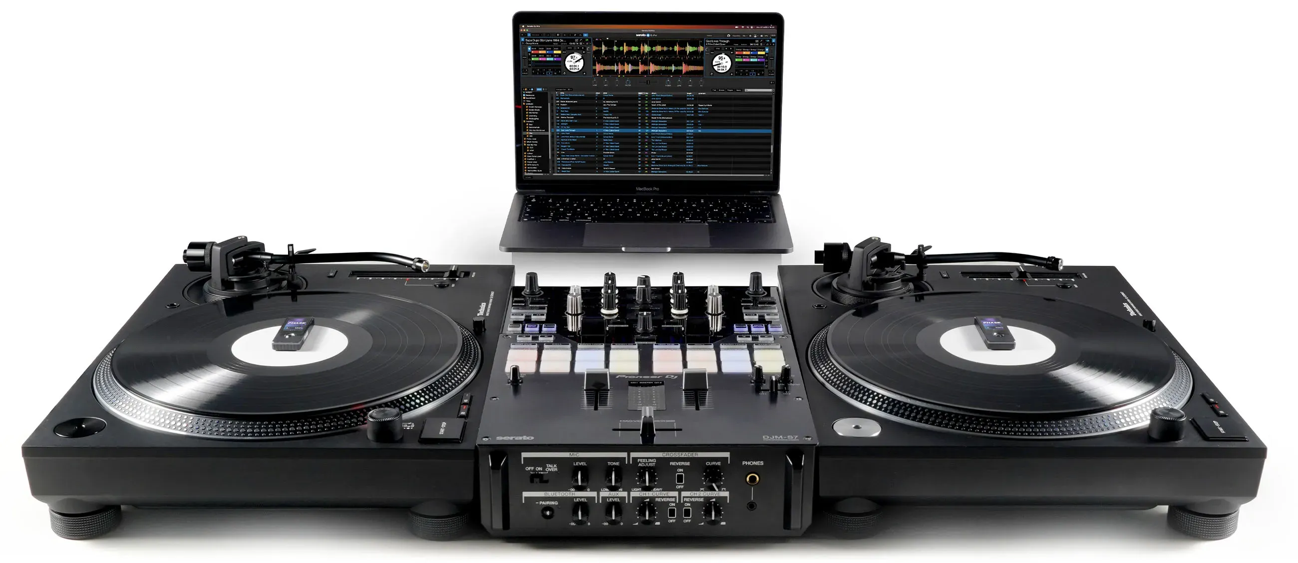 Setup de Phase Pro con Serato DJ Pro, tornamesas y mixer
