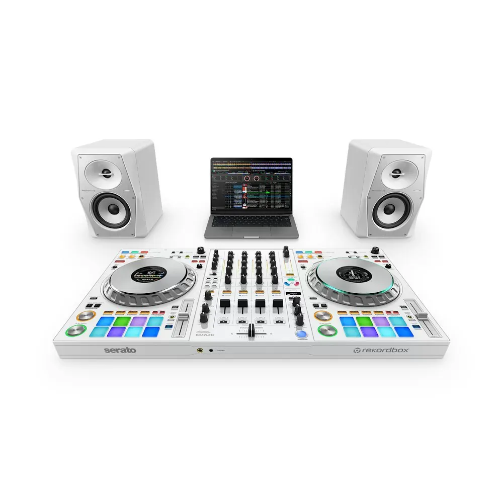 DDJ-FLX10-W blanco conectado a laptop con Serato y rekordbox junto a monitores de estudio