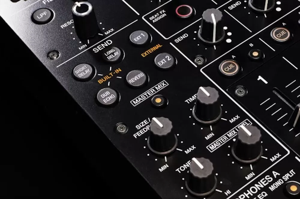 Pioneer DJ DJM-V10, mixer DJ profesional de 6 canales, vista en perspectiva