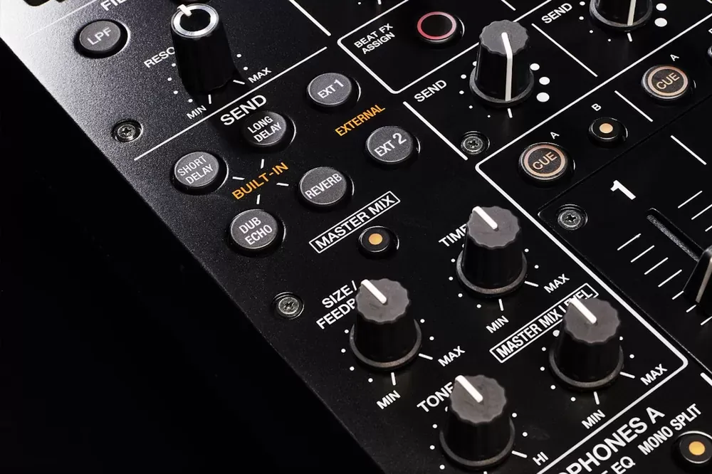 Panel superior del Pioneer DJ DJM-V10 con sus seis canales y controles