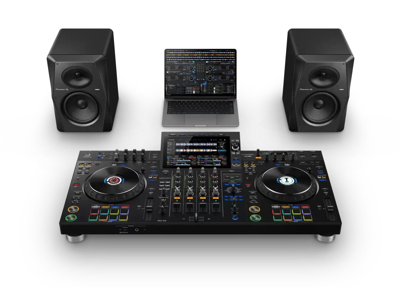 Pioneer DJ XDJ-AZ en un setup con monitores y laptop