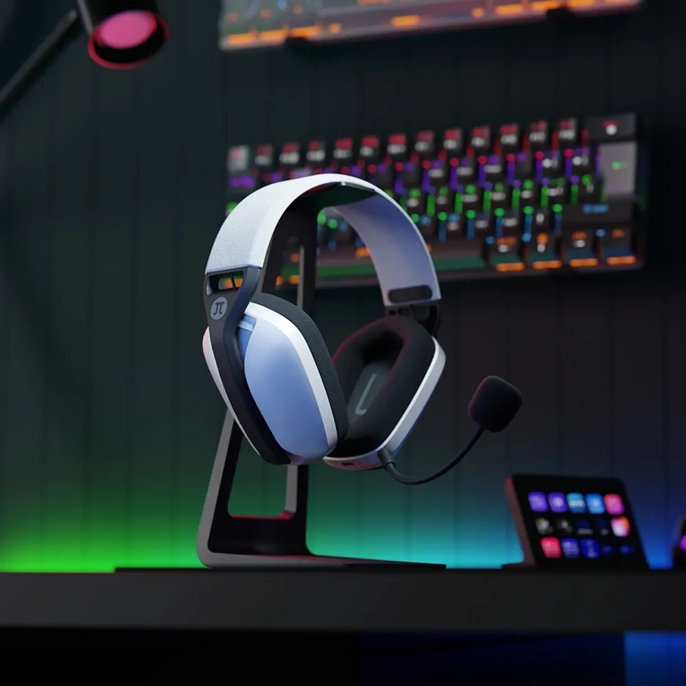 Primus Arcus 360BT blanco en un escritorio gamer