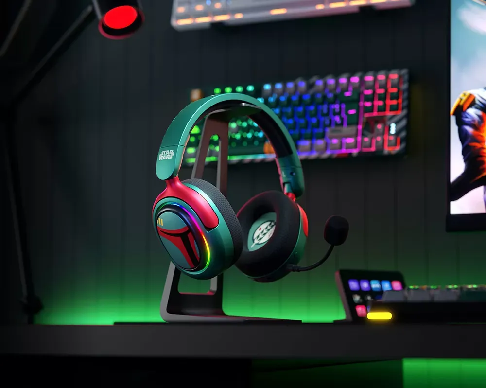 Primus Arcus 380BT Boba Fett en un escritorio gamer, sobre soporte, con la iluminación encendida
