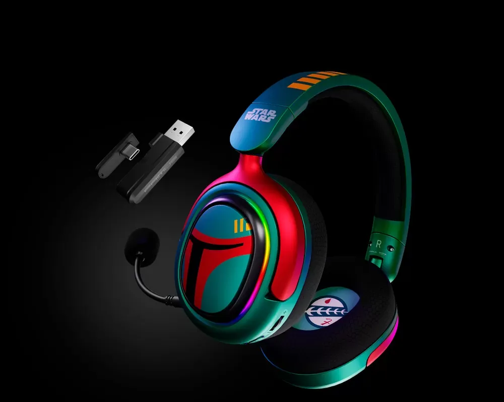 Dongle USB-A y USB-C de 2,4 GHz junto al micrófono desmontable del Primus Arcus 380BT Boba Fett