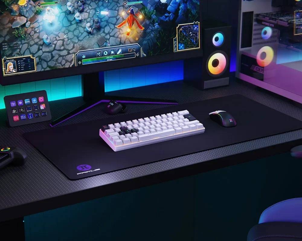 Primus Ballista 61T blanco en un escritorio gamer